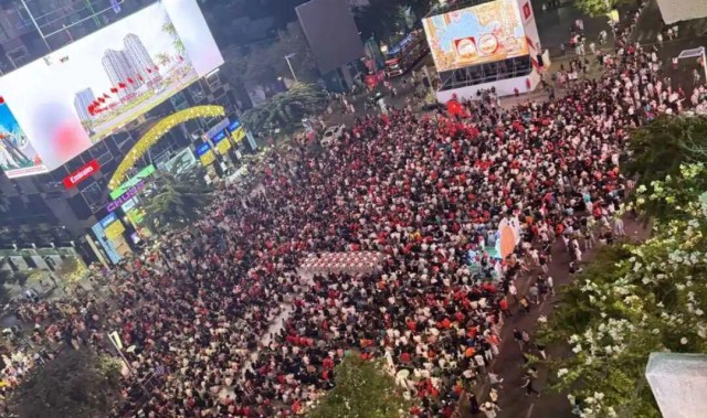 彩票-越南数万名球迷街头围观“中越之战”，郑州球迷“混入”其中：中国队进球时，周围是寂静的、我内心是沸腾的